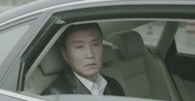 吳剛一家三口開豪車逛街,他穿上萬毛衣好時髦,27歲兒子帥氣有型