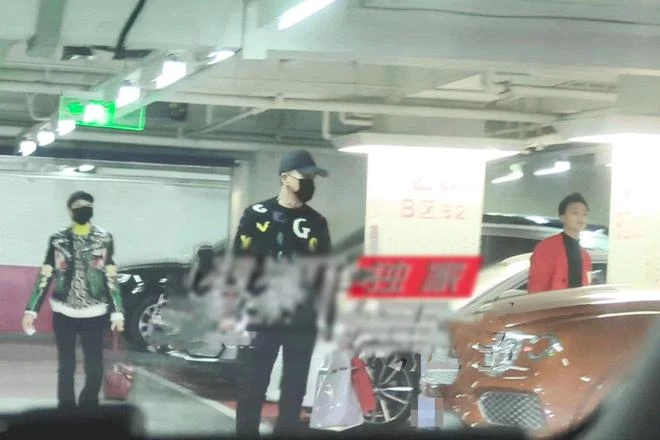 吳剛一家三口開豪車逛街,他穿上萬毛衣好時髦,27歲兒子帥氣有型