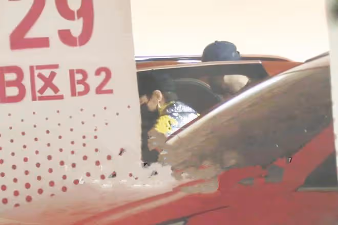吳剛一家三口開豪車逛街，他穿上萬毛衣好時髦，27歲兒子帥氣有型
