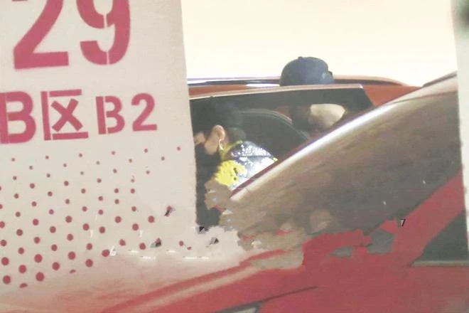 吳剛一家三口開豪車逛街,他穿上萬毛衣好時髦,27歲兒子帥氣有型