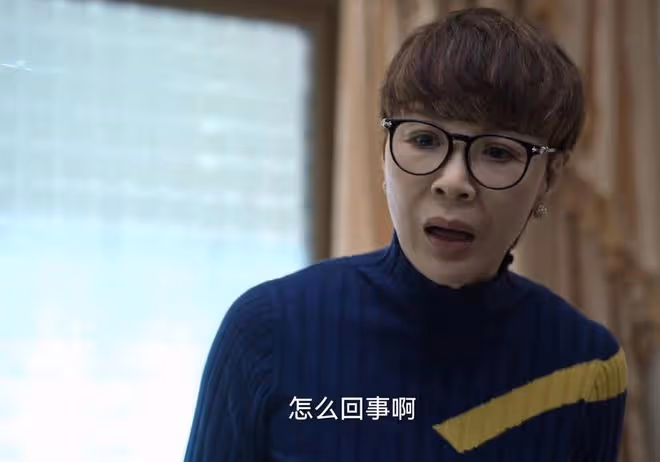 吳剛一家三口開豪車逛街，他穿上萬毛衣好時髦，27歲兒子帥氣有型