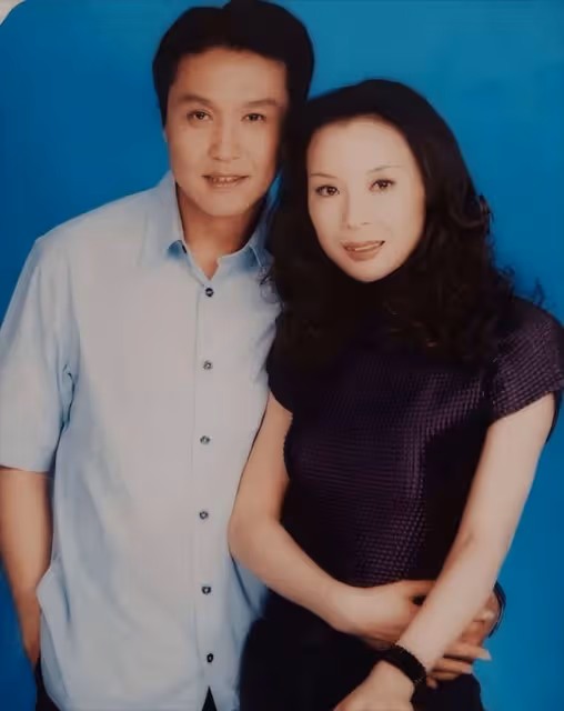 吳剛一家三口開豪車逛街，他穿上萬毛衣好時髦，27歲兒子帥氣有型