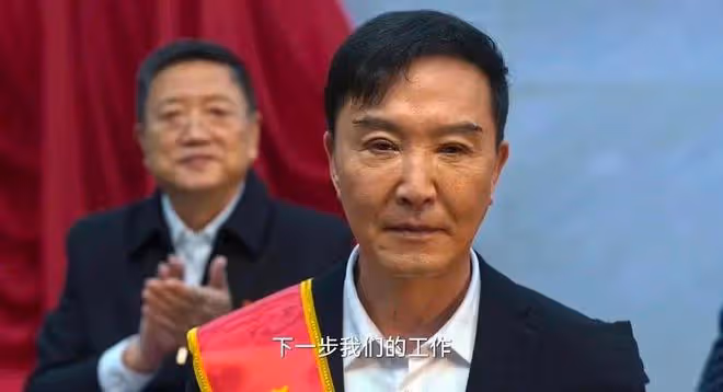 吳剛一家三口開豪車逛街，他穿上萬毛衣好時髦，27歲兒子帥氣有型