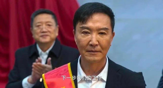 吳剛一家三口開豪車逛街,他穿上萬毛衣好時髦,27歲兒子帥氣有型