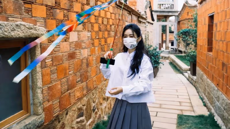 趙麗穎新年游古城，扎半馬尾穿百褶裙放風箏，清新文藝少女感十足