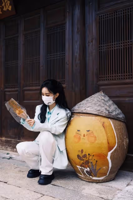 趙麗穎新年游古城,扎半馬尾穿百褶裙放風箏,清新文藝少女感十足