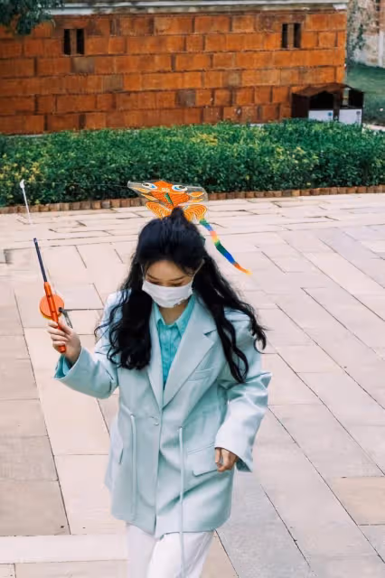 趙麗穎新年游古城,扎半馬尾穿百褶裙放風箏,清新文藝少女感十足