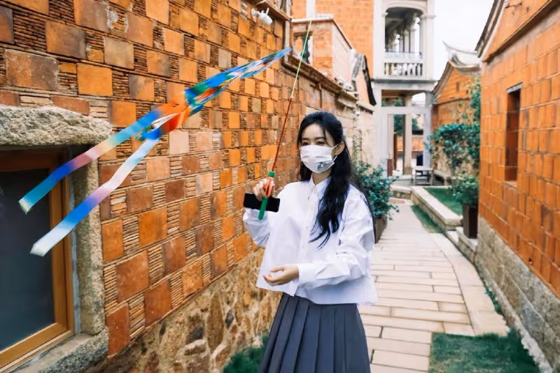 趙麗穎新年游古城,扎半馬尾穿百褶裙放風箏,清新文藝少女感十足