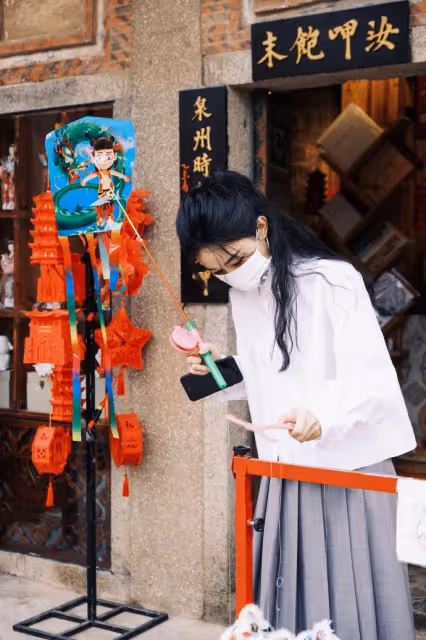 趙麗穎新年游古城,扎半馬尾穿百褶裙放風箏,清新文藝少女感十足