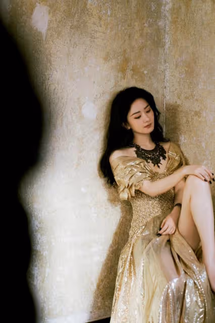趙麗穎新年游古城,扎半馬尾穿百褶裙放風箏,清新文藝少女感十足