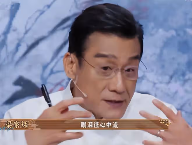梁家輝65歲生日,雙胞胎女兒曬父女合影慶祝,倆女兒氣質出眾像爸