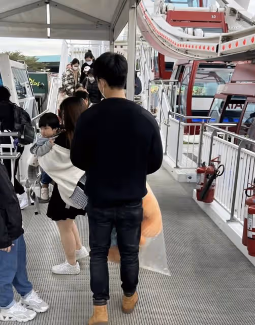向佐攜妻兒游遊樂場,郭碧婷長發飄飄氣質佳,體態臃腫被疑懷三胎