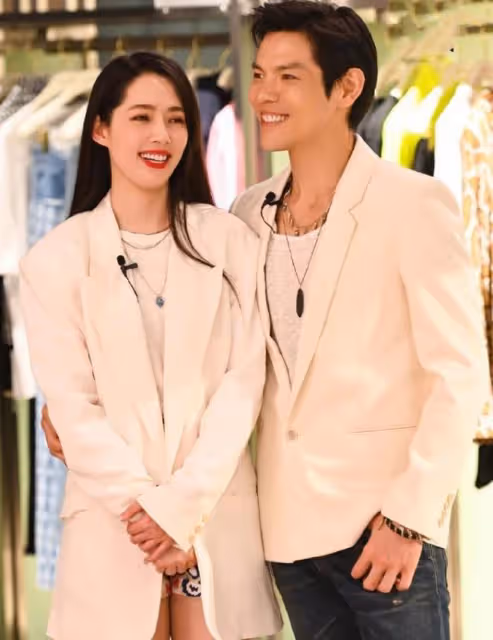 向佐攜妻兒游遊樂場，郭碧婷長發飄飄氣質佳，體態臃腫被疑懷三胎