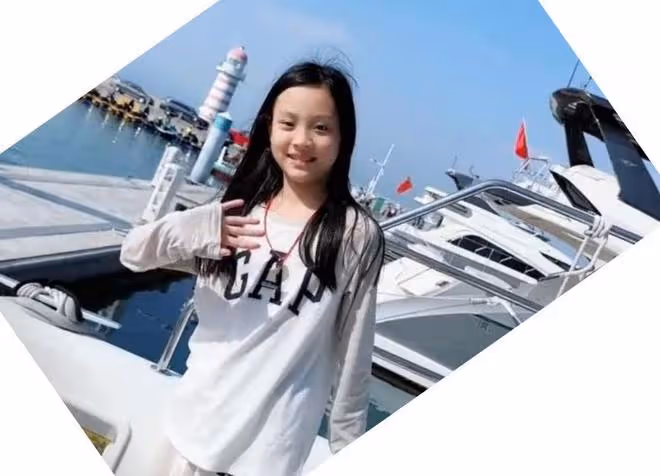 10歲甜馨在三亞遊玩,站在遊艇上自拍,李小璐扎辮子俏皮又年輕