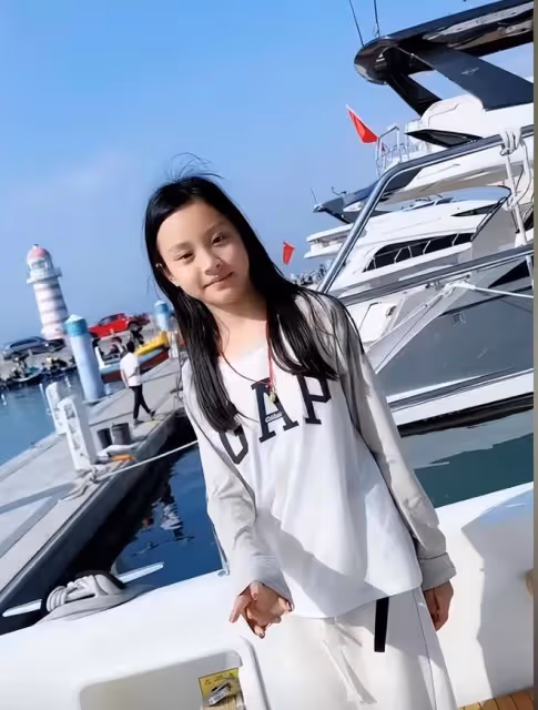 10歲甜馨在三亞遊玩,站在遊艇上自拍,李小璐扎辮子俏皮又年輕