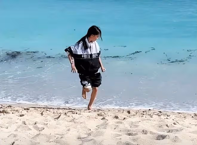 10歲甜馨在三亞遊玩,站在遊艇上自拍,李小璐扎辮子俏皮又年輕