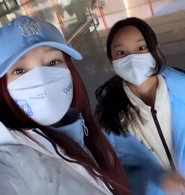 10歲甜馨在三亞遊玩,站在遊艇上自拍,李小璐扎辮子俏皮又年輕