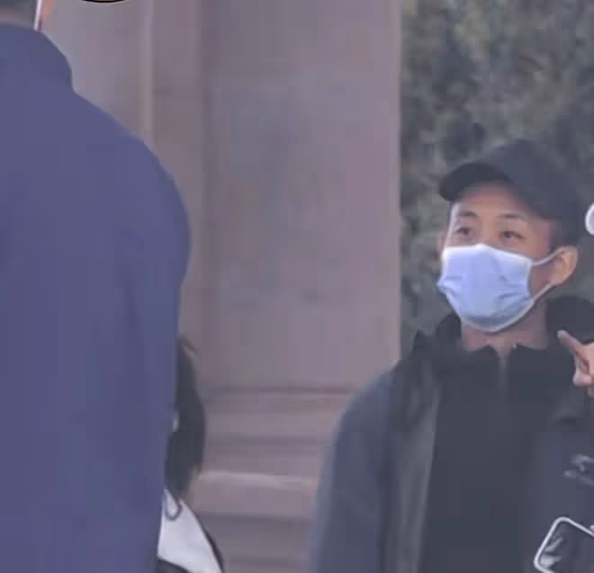 44歲張譯和殷桃在酒店前擁抱,模樣樸素疲憊,女方長發如瀑身材好