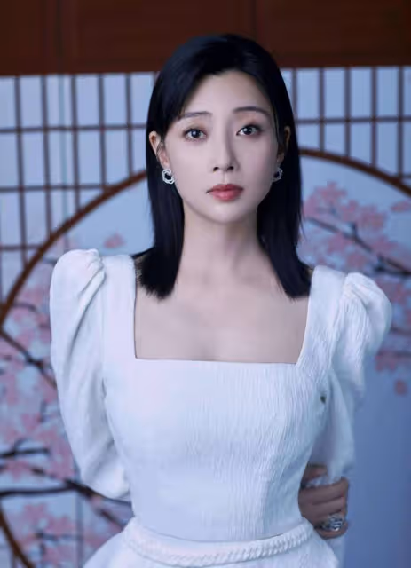 44歲張譯和殷桃在酒店前擁抱,模樣樸素疲憊,女方長發如瀑身材好
