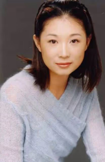 44歲張譯和殷桃在酒店前擁抱,模樣樸素疲憊,女方長發如瀑身材好