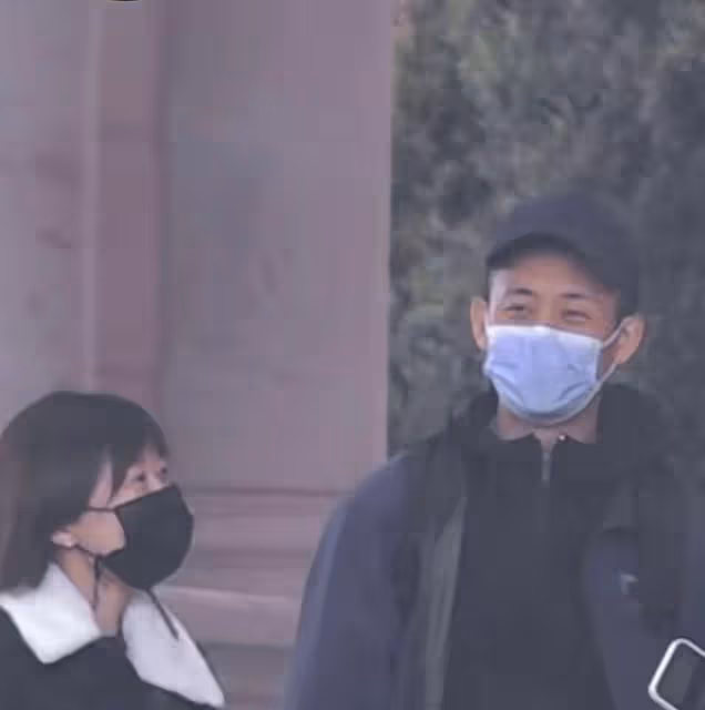 44歲張譯和殷桃在酒店前擁抱,模樣樸素疲憊,女方長發如瀑身材好