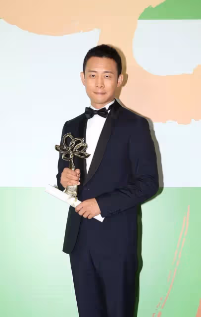 44歲張譯和殷桃在酒店前擁抱，模樣樸素疲憊，女方長發如瀑身材好
