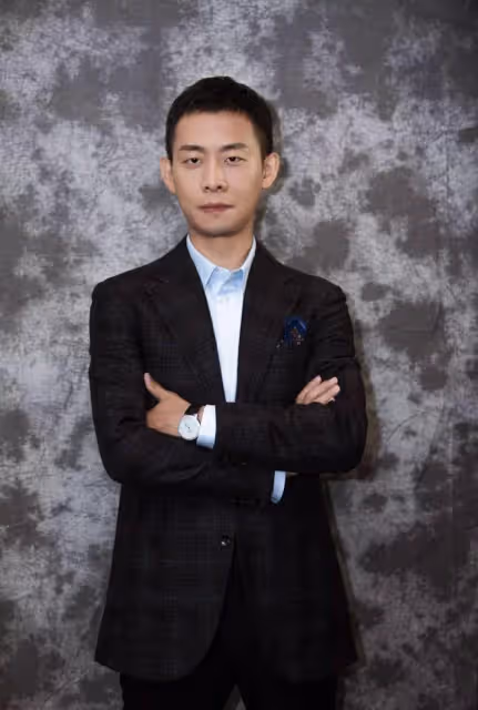 44歲張譯和殷桃在酒店前擁抱，模樣樸素疲憊，女方長發如瀑身材好