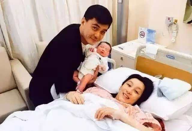 「幸福妻子」秦海璐，產子不足百天後被趕去拍戲，王新軍有苦難言