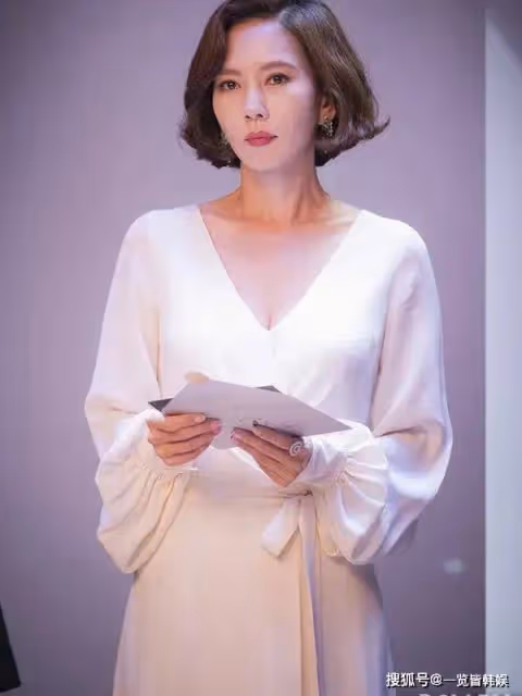 金南珠寫真大秀性感身材 52歲自我管理超嚴格 與曹承佑結婚18年