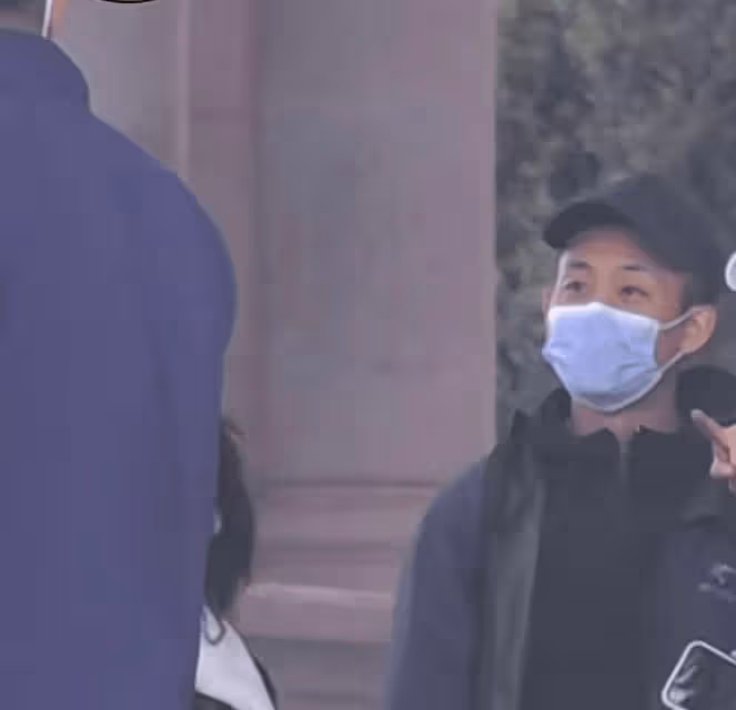 張譯和殷桃在酒店門口擁抱，面帶笑容關係好，兩人打扮樸素接地氣