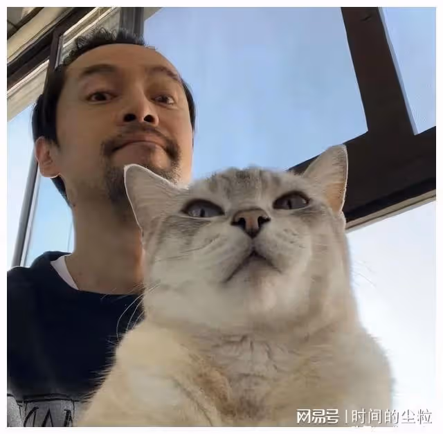 胡歌90後妻子正面照大曝光!長相普通似路人,陪伴他工作已近8年