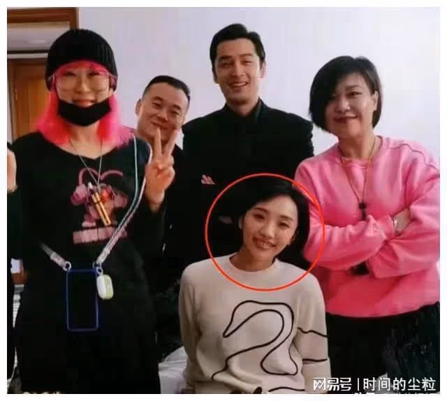 胡歌90後妻子正面照大曝光！長相普通似路人，陪伴他工作已近8年