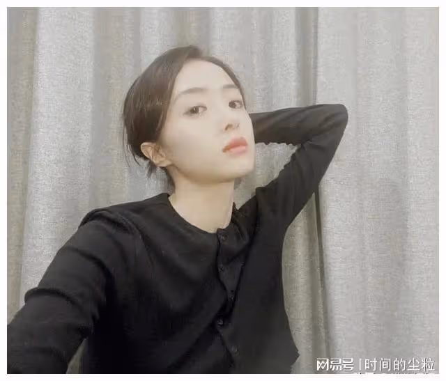 胡歌90後妻子正面照大曝光！長相普通似路人，陪伴他工作已近8年
