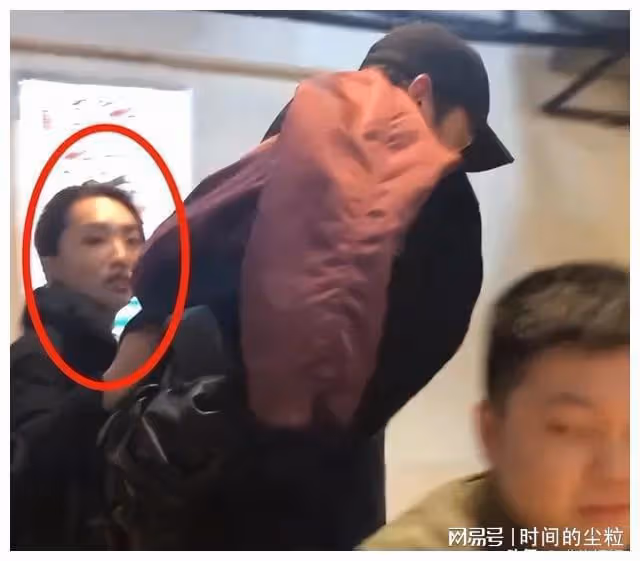 胡歌90後妻子正面照大曝光！長相普通似路人，陪伴他工作已近8年