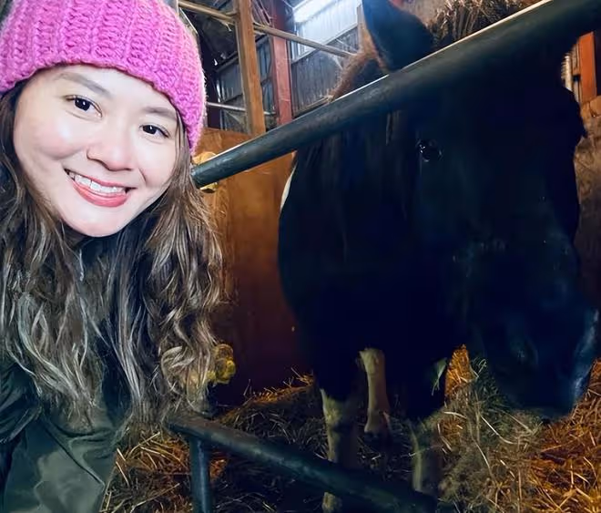 黃霑女兒與男友罕秀恩愛!相戀11年堅持不婚不育,男方離異有小孩