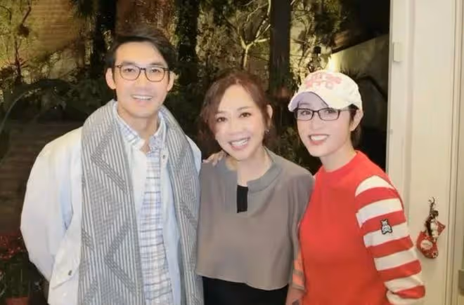 陳松伶攜小8歲老公參加富豪壽宴,張鐸融入妻子朋友圈,笑容燦爛