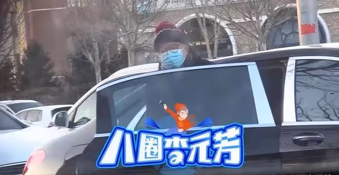 王剛乘豪車攜妻兒吃火鍋!小20歲老婆素顏樸素,14歲兒子高大壯碩