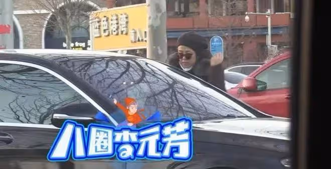 王剛乘豪車攜妻兒吃火鍋!小20歲老婆素顏樸素,14歲兒子高大壯碩