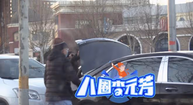 王剛乘豪車攜妻兒吃火鍋!小20歲老婆素顏樸素,14歲兒子高大壯碩