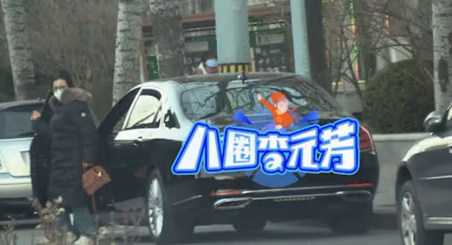 王剛乘豪車攜妻兒吃火鍋!小20歲老婆素顏樸素,14歲兒子高大壯碩