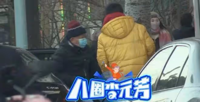 王剛乘豪車攜妻兒吃火鍋!小20歲老婆素顏樸素,14歲兒子高大壯碩