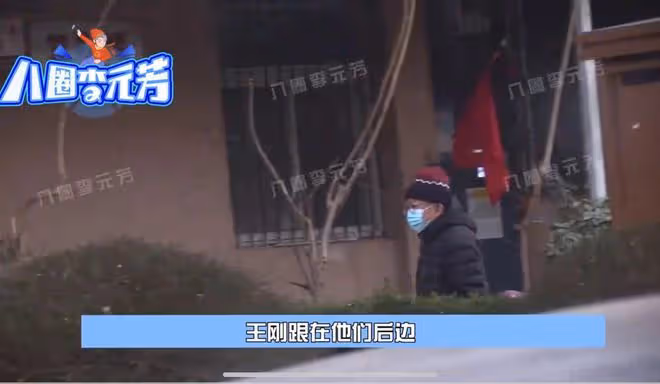 王剛乘豪車攜妻兒吃火鍋!小20歲老婆素顏樸素,14歲兒子高大壯碩
