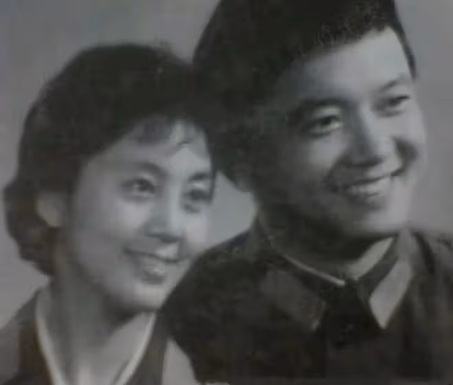 王剛乘豪車攜妻兒吃火鍋!小20歲老婆素顏樸素,14歲兒子高大壯碩