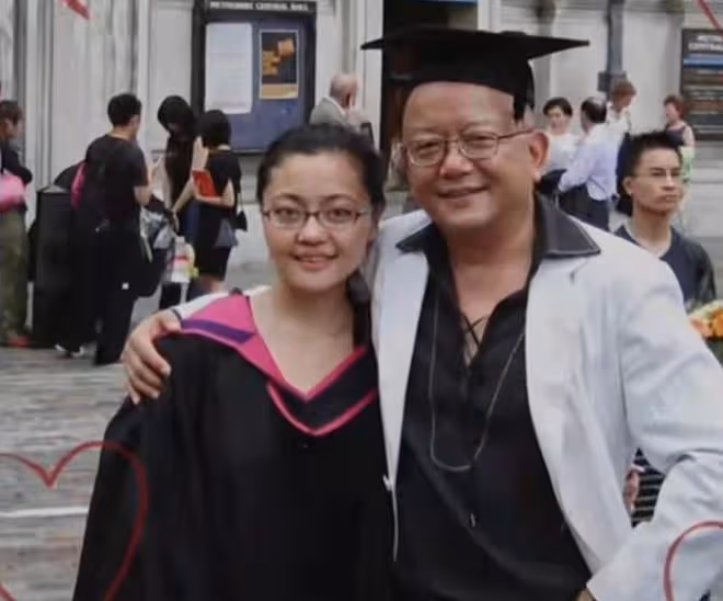 王剛乘豪車攜妻兒吃火鍋!小20歲老婆素顏樸素,14歲兒子高大壯碩