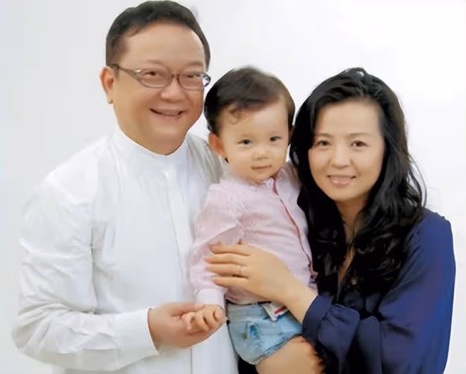 王剛乘豪車攜妻兒吃火鍋!小20歲老婆素顏樸素,14歲兒子高大壯碩