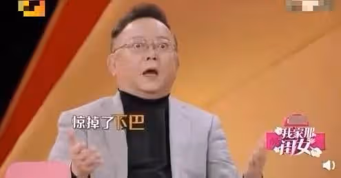 王剛乘豪車攜妻兒吃火鍋!小20歲老婆素顏樸素,14歲兒子高大壯碩