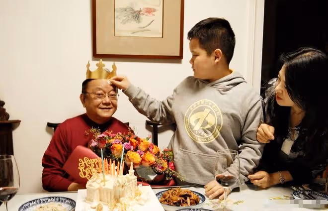 王剛乘豪車攜妻兒吃火鍋!小20歲老婆素顏樸素,14歲兒子高大壯碩