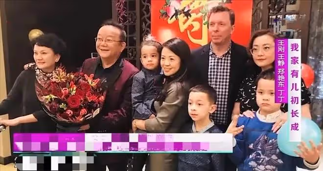 王剛乘豪車攜妻兒吃火鍋!小20歲老婆素顏樸素,14歲兒子高大壯碩