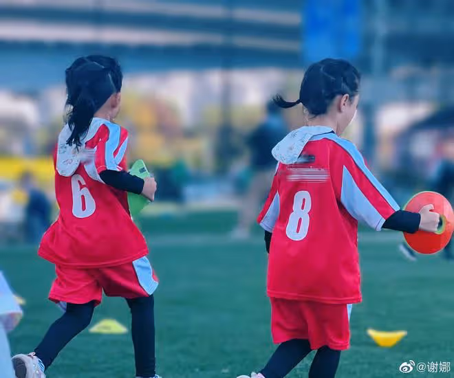 張傑謝娜為雙胞胎女兒慶生,5歲跳跳俏俏身形修長,女神范兒十足