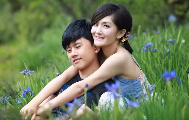 張傑謝娜為雙胞胎女兒慶生，5歲跳跳俏俏身形修長，女神范兒十足